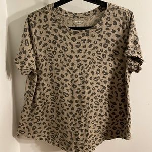 Old Navy Everyday Leopard Print T-shirt Size L